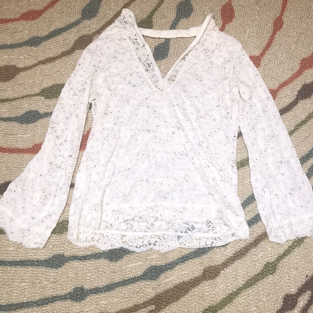 White top🔵
